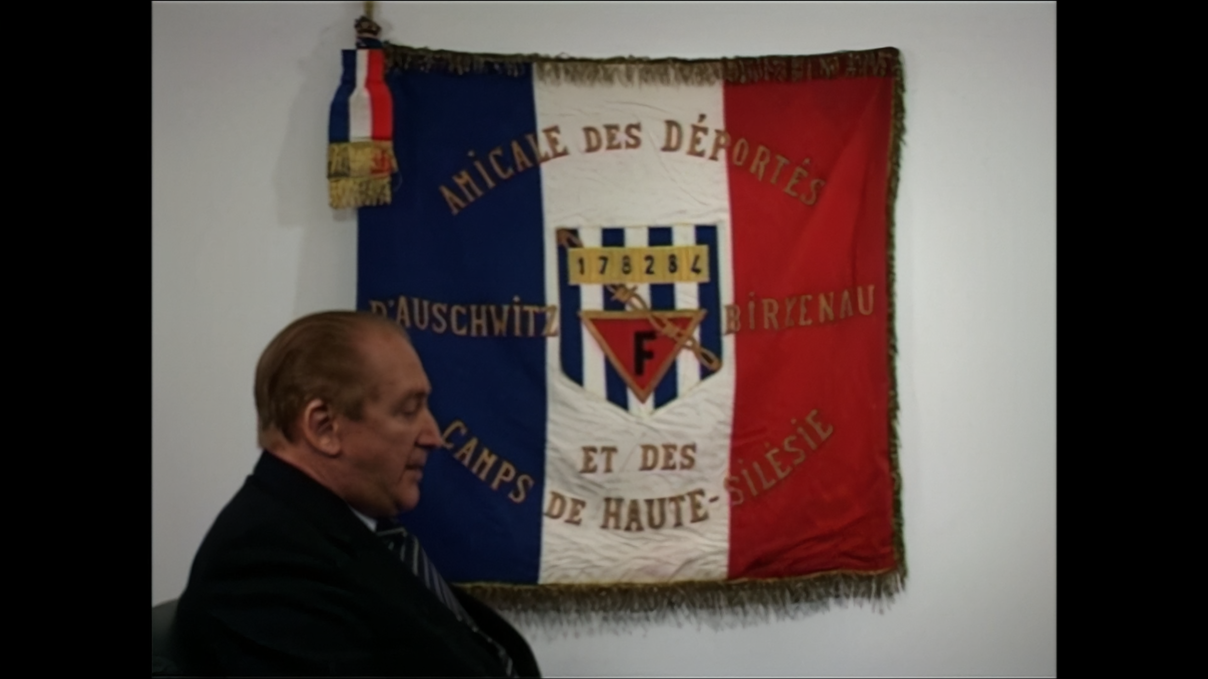 Témoigner pour l’avenir : le drapeau et la mémoire des déportés