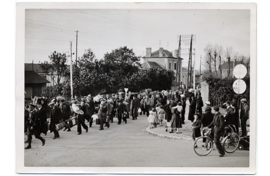 L’arrivée des internés au camp de Pithiviers. Collection Musée de la Résistance Nationale – Champigny-sur-Marne.