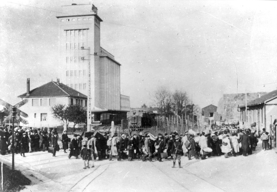 Pithiviers, France, 1941. Un camp de détention pour les Juifs de nationalité étrangère.  Bundesarchiv 4520_448