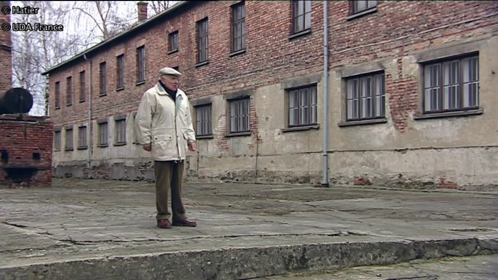 Un SS l'a attrapé au cou avec une canne